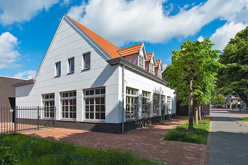 Het oude café de Kèp in het centrum van Rosmalen, wit gestuct met rode dakpannen