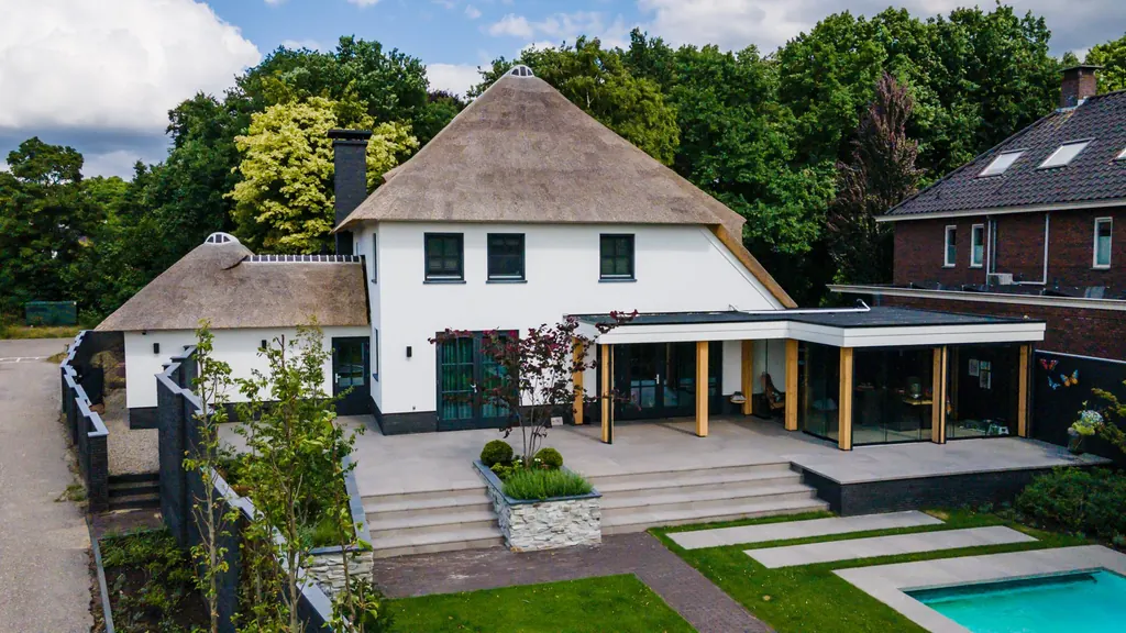 Exclusieve villa in Rosmalen met rieten kap, lichte gevels, terras en zwembad