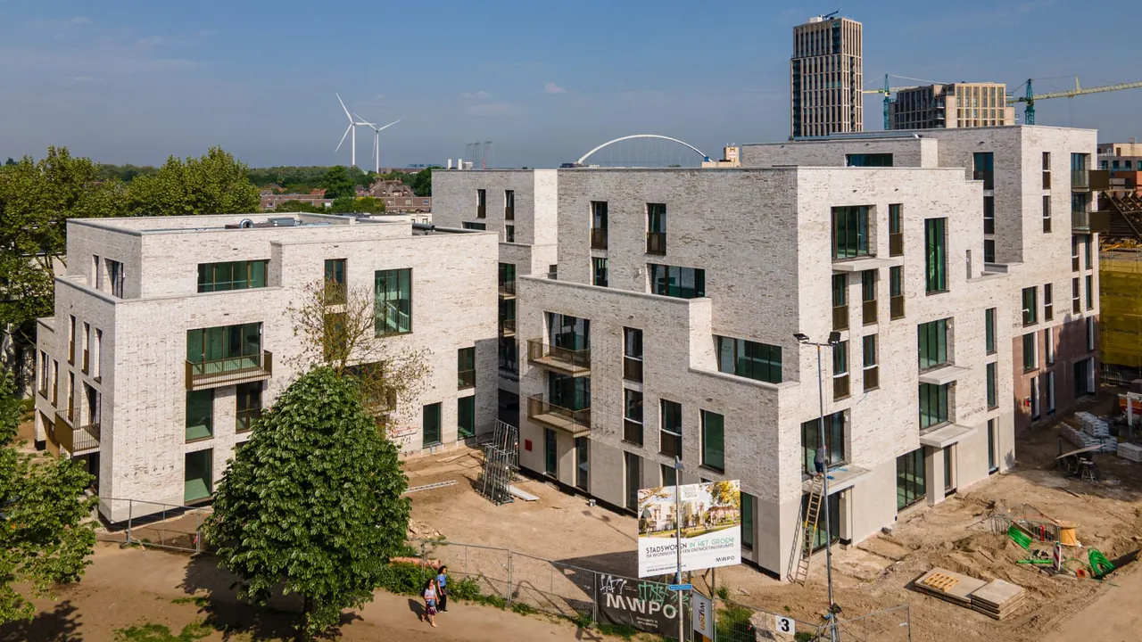 Luchtfoto van de nieuwbouw bij de Boterfabriek in Nijmegen, met de oude fabriek op de voorgrond
